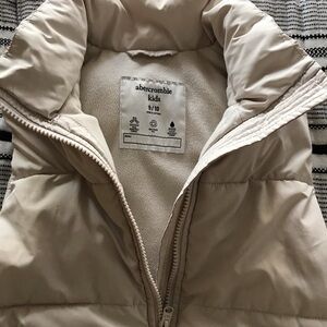 Abercrombie Kids Puffer Vest Size 9/10 Beige Cream Quilted Zip Up